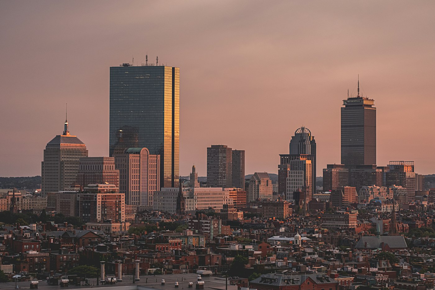 Blick ueber eine Stadt am Morgen